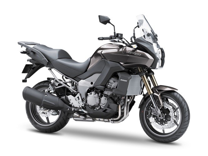 <div class='descrGalleryTitle'>Versys 1000 2012</div><div class='descrGalleryText'><p>Non che le Versys abbiano mai brillato sotto questo punto di vista, ma la prima 1000, quella del 2012, aveva un <b>aspetto decisamente goffo</b> e poco elegante, in particolare nella vista frontale. Quel gruppo ottico voluto da Shunji Tanaka,&nbsp;che aveva disegnato così anche la Versys 650, anche a distanza di oltre dieci anni fatica a convincere. Allora come oggi, la Versys 1000 rientrava a pieno titolo nel segmento crossover, moto turistiche stradali con posizione di guida da maxi enduro, ma quando arrivò sul mercato era <b>l’unica nel suo genere ad essere spinta da un motore a quattro cilindri, </b>considerato da alcuni troppo pesante e ingombrante. Arrivò più tardi la BMW S 1000 XR, ma con bilanciamento tra prezzo e prestazioni completamente diverso. La linea stravagante impedì a molti di scoprire le qualità della Versys 1000, a partire dal propulsore derivato da quello della Z1000, con 1.043 cc e 118 cavalli. Un motore di grande linearità anche se afflitto nella prima serie da&nbsp;&nbsp;<b>vibrazioni, molto presenti a regimi intermedi</b>, grossomodo tra i 4 e i 6.000, che interessavano tutti i punti di contatto con il pilota ad andature autostradali. Capite anche voi che una tourer che sia scomoda in autostrada non è propriamente una ciambella riuscita col buco. Ai difetti della Versys 1000 model year 2012 si aggiungevano una frizione a cavo piuttosto dura, un freno anteriore poco potente e finiture delle sovrastrutture poco curate.</p>
</div>